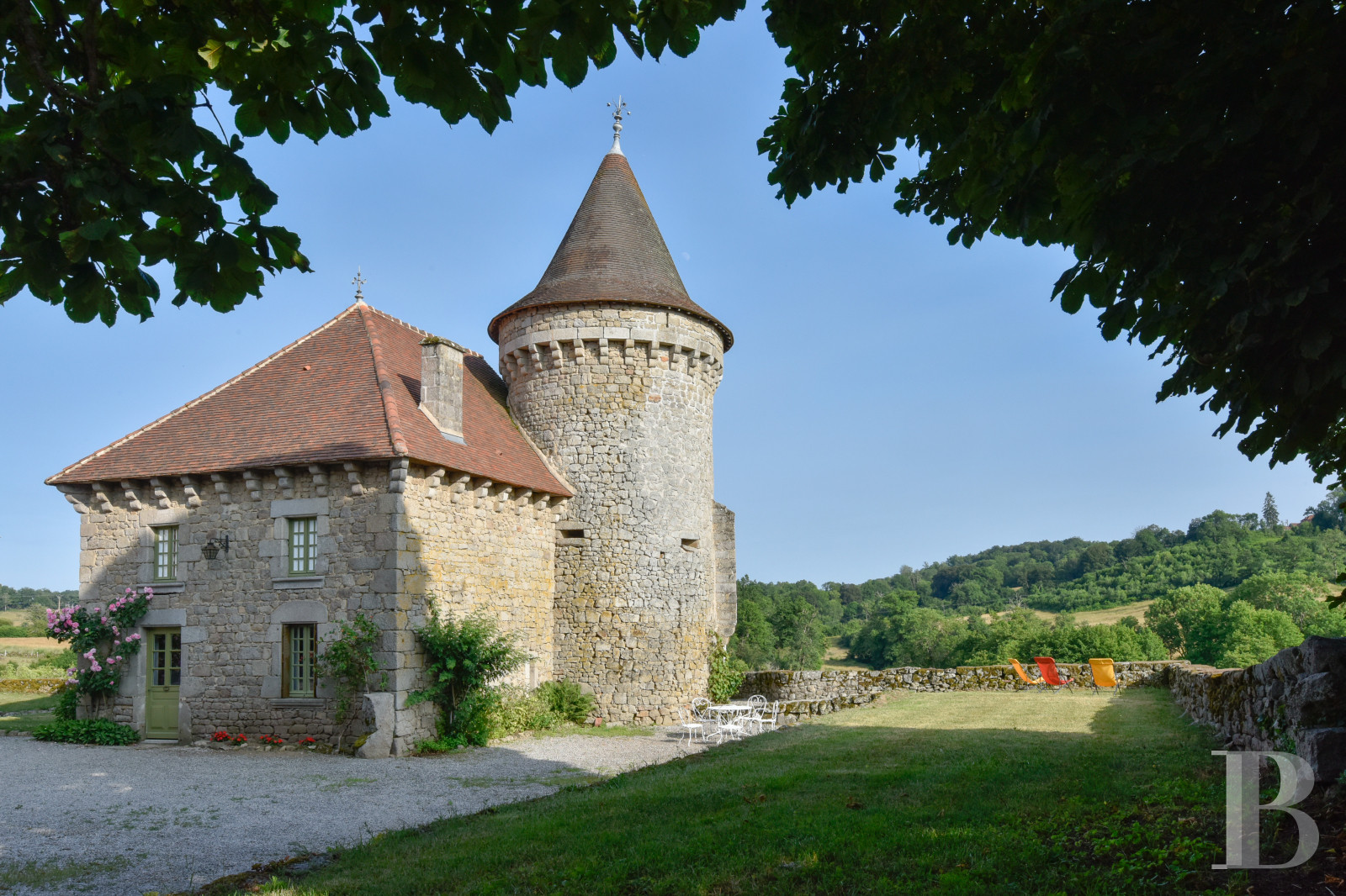 En Limousin, dans le sud-est de la Creuse et à proximité d’Aubusson, un logis indépendant du 17e siècle au centre d’une place forte médiévale,  - photo  n°7